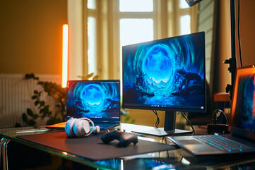 Для работы с панелью QHD с частотой обновления 240 Гц на мониторе Alienware AW2726DM не требуется топовое настольное оборудование, что делает его дост