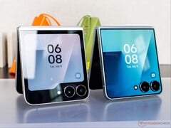 У Galaxy Z Flip 7 (справа) дисплей на крышке оказался больше, чем у Galaxy Z Flip 6 (слева).