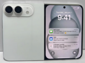 Дизайн-модель складного iPhone Ultra в белом цвете.