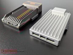 Слева ZimaBoard 1.0, справа ZimaBoard 2.0