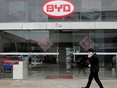 В 2022 году BYD превзойдет Tesla в качестве ведущего мирового производителя EV. (Источник изображения: Reuters)