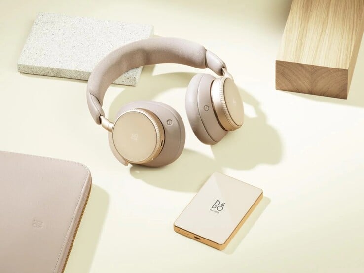 Портативный аккумулятор Bang & Olufsen в цветовом варианте «Hourglass Sand»