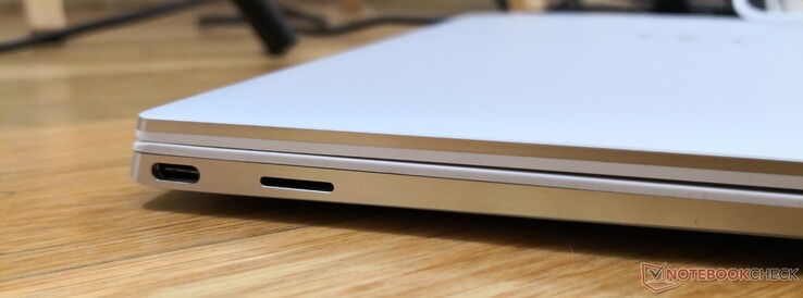 Левая сторона: USB Type-C с DisplayPort + Thunderbolt 3, слот MicroSD