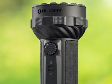 Управление фонарем Olight Marauder 3 осуществляется с помощью поворотного регулятора и переключателя режимов освещения.