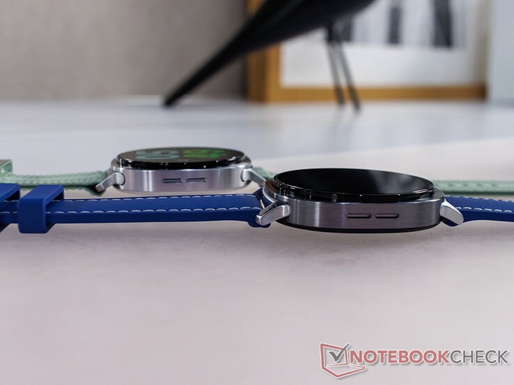 Samsung утверждает, что Watch 8 на 11% тоньше предшественника. На фото: два размера часов Watch 8. (Источник изображения: Notebookcheck)