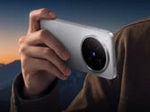 Модель X500 Pro Max оснащена 200-мегапиксельным телеобъективом. На снимке: рекламное изображение, на котором показана задняя панель телефона.