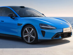 Xiaomi SU7 (2026) в новом цвете Capri Blue: электрический спортивный седан получил нечто большее, чем просто незначительный фейслифтинг. (Источник изображения: Xiaomi)