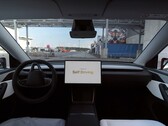Автономный автомобиль Tesla едет на парковку в Giga Berlin (Источник изображения: Tesla on X)