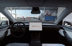 Автономный автомобиль Tesla едет на парковку в Giga Berlin (Источник изображения: Tesla on X)