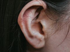 Крупный план человеческого уха