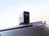 Зарядное устройство Laptop Charger Pro способно распознавать ноутбуки Mac и Windows. На изображении: рекламное фото зарядного устройства, демонстрирующее функцию распознавания.
