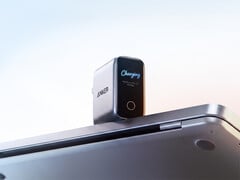 Зарядное устройство Laptop Charger Pro способно распознавать ноутбуки Mac и Windows. На изображении: рекламное фото зарядного устройства, демонстрирующее функцию распознавания.