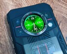Инфракрасные светодиоды, которые обеспечивают необходимую подсветку для ночной съемки, спрятаны внутри модуля светодиодной вспышки справа.