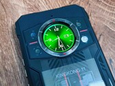 Инфракрасные светодиоды, которые обеспечивают необходимую подсветку для ночной съемки, спрятаны внутри модуля светодиодной вспышки справа.
