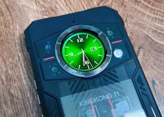 Инфракрасные светодиоды, которые обеспечивают необходимую подсветку для ночной съемки, спрятаны внутри модуля светодиодной вспышки справа.
