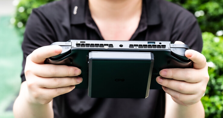 GPD Win 5 с подключенным внешним аккумулятором. (Источник изображения: GPD)