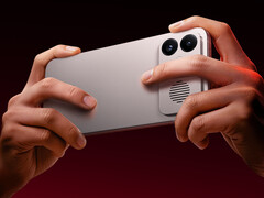 Держа Redmi K90 Max (на фото), трудно не перекрыть вентиляционные отверстия