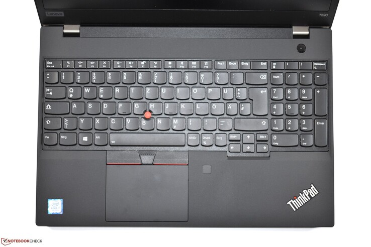 Клавиатура Lenovo ThinkPad T590. Блок NumPad меньше основных клавиш, а стрелки – совсем уж маленькие