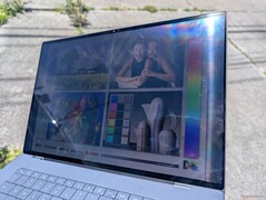 На открытом воздухе под прямыми солнечными лучами