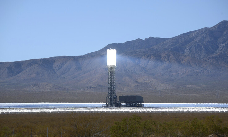 Солнечная электростанция Ivanpah в пустыне Мохаве недалеко от границы Калифорнии и Невады (на фото) с акрами гелиостатов. (Источник изображени