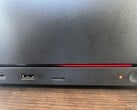 На устройстве Steam Machine горит красный индикатор, сигнализирующий о коде ошибки, который, по-видимому, указывает на проблему с перенастройкой памяти.
