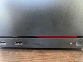 На устройстве Steam Machine горит красный индикатор, сигнализирующий о коде ошибки, который, по-видимому, указывает на проблему с перенастройкой памяти. 