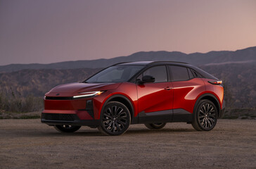 Компактный электрический внедорожник Toyota C-HR 2026 года.