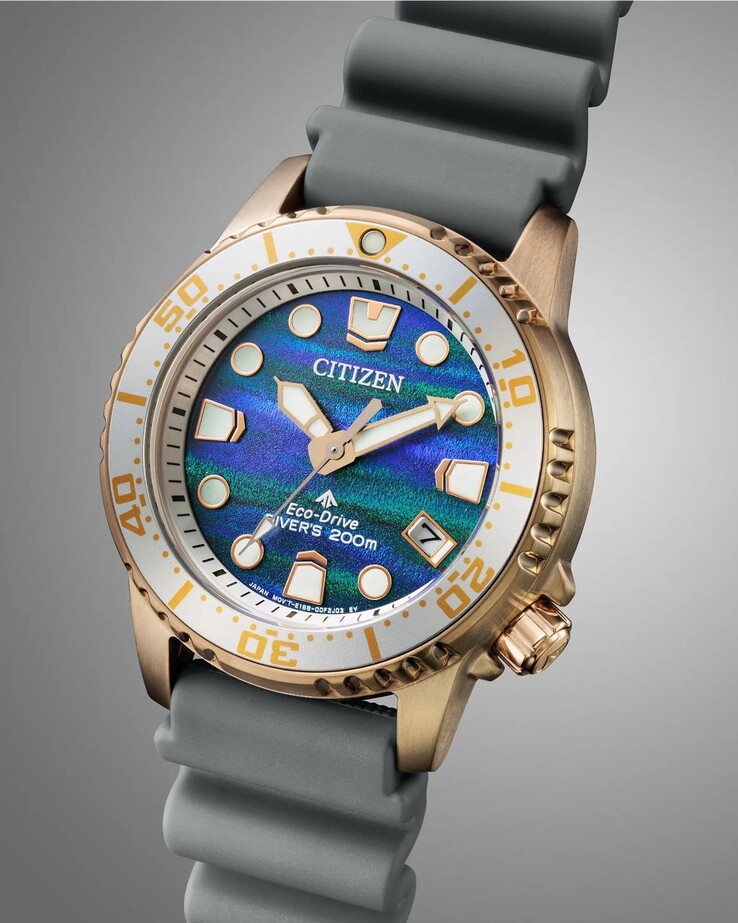 Однонаправленный безель имеет четкие минутные метки и светящуюся пипку в положении 