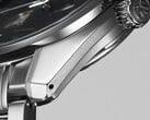 Вид сбоку на часы Grand Seiko SBGA531, демонстрирующий их 40-миллиметровый корпус из нержавеющей стали, заводную головку, а также полированные и матовые поверхности.