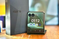 Внешний дисплей заимствован у модели Razr Ultra 2026; в остальных аспектах в модели Razr Plus 2026 были упрощены некоторые компоненты, чтобы снизить цену.