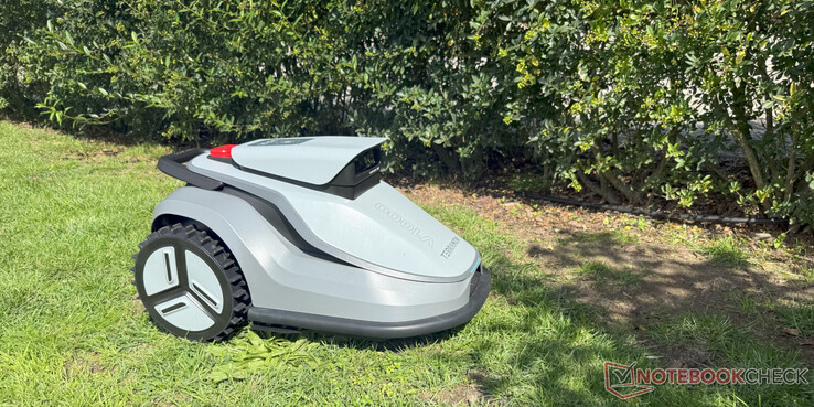 Роботизированная газонокосилка TerraMow V1000 за работой