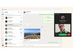 Рекламное изображение WhatsApp для Windows 11, демонстрирующее пользовательский интерфейс чата на бежевом фоне. (Источник изображения: Microsoft Store)