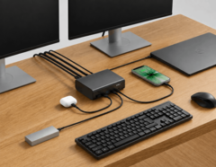 Док-станция Belkin «12-в-1», подключённая к ноутбуку, двум мониторам и другим периферийным устройствам в настольной конфигурации