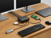 Док-станция Belkin «12-в-1», подключённая к ноутбуку, двум мониторам и другим периферийным устройствам в настольной конфигурации