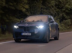 Элетрический внедорожник BMW iX3 проехал впечатляющие 626 миль, при этом 12 миль еще оставалось в запасе. (Источник изображения: BMW Group via YouTube)
