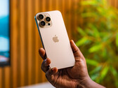 Apple можно было бы сохранить значительное обновление камеры для iPhone 18 Pro и iPhone 18 Pro Max. (Источник изображения: Sayan Majhi - Unsplash)