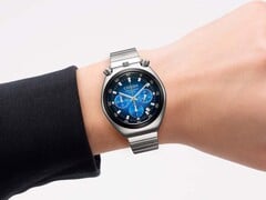 Часы Citizen Tsuno Chronograph с синим градиентным циферблатом и браслетом из нержавеющей стали на запястье на белом фоне.