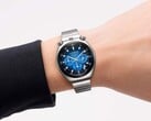 Часы Citizen Tsuno Chronograph с синим градиентным циферблатом и браслетом из нержавеющей стали на запястье на белом фоне.