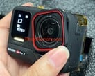 Утечка изображения Insta360 Ace Pro 2 показала надпись "двойной чип искусственного интеллекта" под дисплеем, установленным на передней панели. (Источник изображения: PhotoRumors)