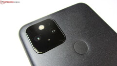 Щели между дисплеем и корпусом смартфона - современный дизайн как он есть (Изображение: Notebookcheck)