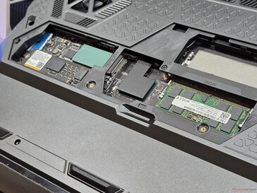 Прямой доступ к слотам для оперативной памяти и SSD