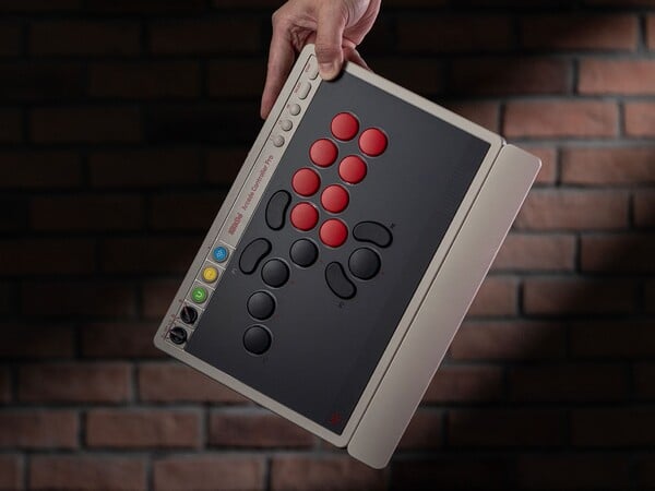 Контроллер 8BitDo Arcade Controller Pro оснащён магнитной подставкой для запястий.