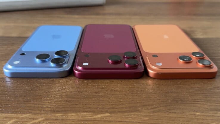 При прямом сравнении макета iPhone 18 Pro Max и iPhone 17 Pro Max бросается в глаза более толстый модуль камеры.