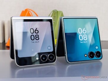 Galaxy Z Flip 7 FE (L) и Flip 7 (R) бок о бок ((источник изображения: Notebookcheck)
