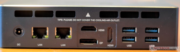 Сзади: Гнездо питания, 2x RJ-45 Ethernet 10/100/1000, 2x HDMI 2.0, DisplayPort 1.4, 4x USB A 3.0, вентиляционные отверстия (прорези над портами)