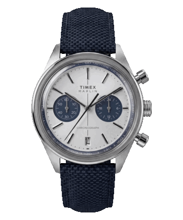 Хронограф Timex Marlin Jet TW2Y89900 с серебристо-белым вогнутым циферблатом, темно-синими вспомогательными циферблатами хронографа, окошком даты в положении «6 часов» и темно-синим тканевым ремешком.