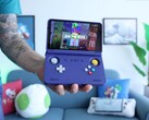 Русс из Retro Game Corps держит в руках портативную игровую консоль Retroid Pocket Flip 2 фиолетового цвета, на экране которой отображается интерфейс эмулятора Sega Genesis. (Источник изображения: Retro Game Corps на YouTube)