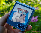 Galaxy Z Flip FE может выйти с текущим раскладным дизайном Samsung, Galaxy Z Flip6 на фото. (Источник изображения: Notebookcheck)
