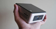 Устройства линейки NUC Crimson Canyon легко помещаются на ладони (Изображение: overclocked.ru)