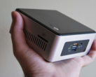 Устройства линейки NUC Crimson Canyon легко помещаются на ладони (Изображение: overclocked.ru)